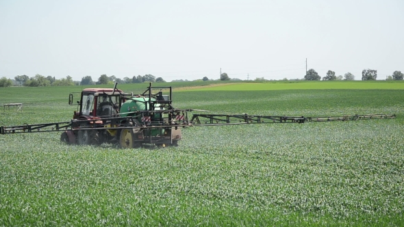 Long Farm Tractor Sprayers For Crop Fertilizing Corn From Pests
