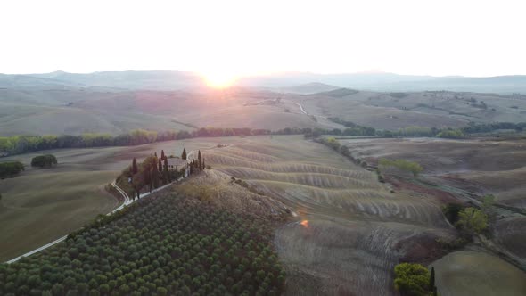 Val d'Orcia Rolling Hills and Farmhouse in Countryside Tuscany Aerial View alt