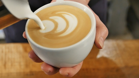 Making latte art coffee