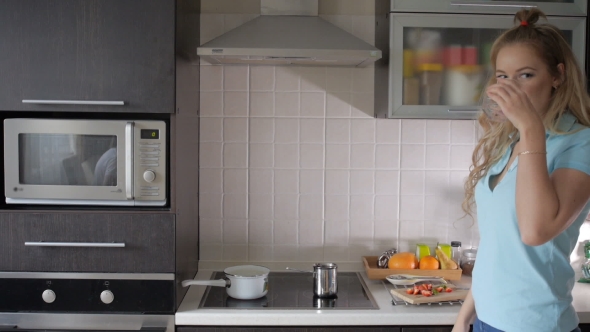 Mother Making Breakfast For Her Children alt