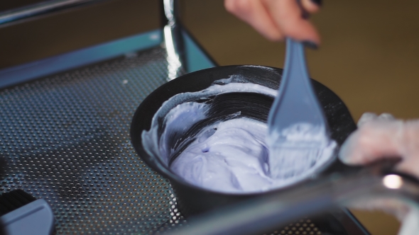 The Stylist At The Beauty Salon Prevents Hair Dye. Use Professional Components And Assemblies. alt