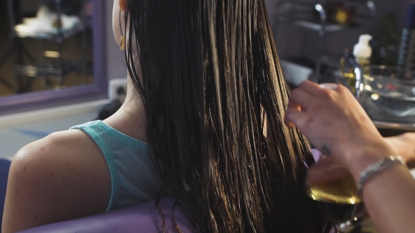 Pretty Young Girl In a Beauty Salon For Hair Gets Health Procedure. alt