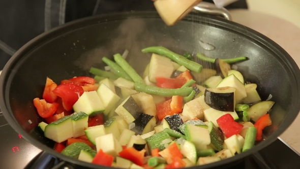 Stewing Vegetables In a Wok alt