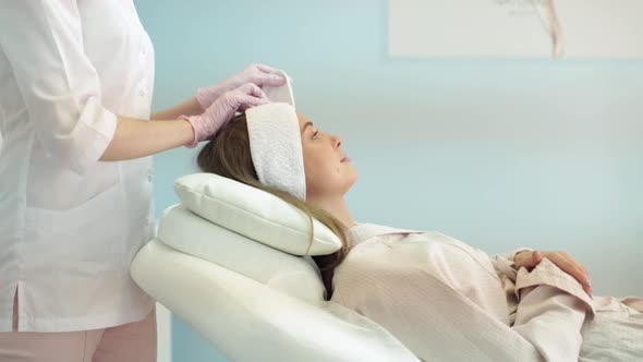 Young and Beautiful Girl in the Clinic of Natural Beauty alt