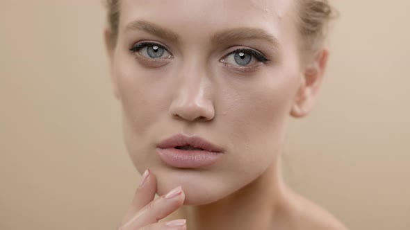 Model Posing In Front Of The Camera alt