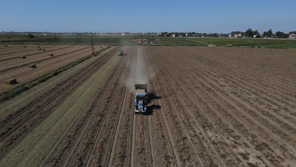 The Tractor Harvesting Peanuts Works in the Wide Field alt