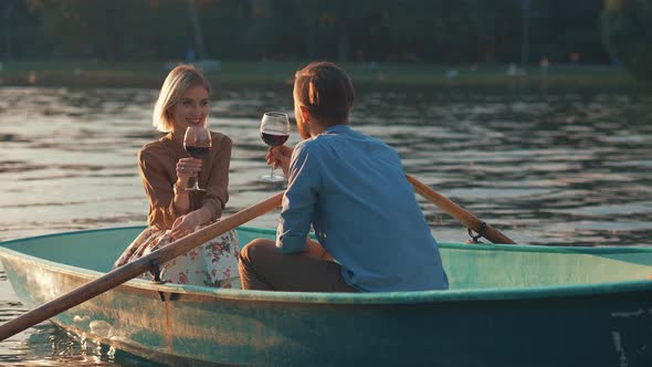 Young couple drinking wine alt