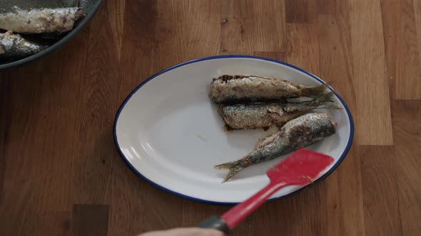 Plating fried sardines at home alt
