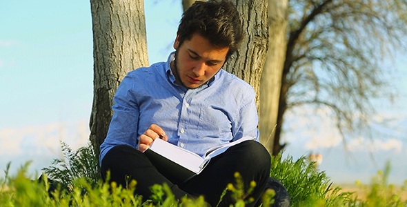 Student Read Books alt