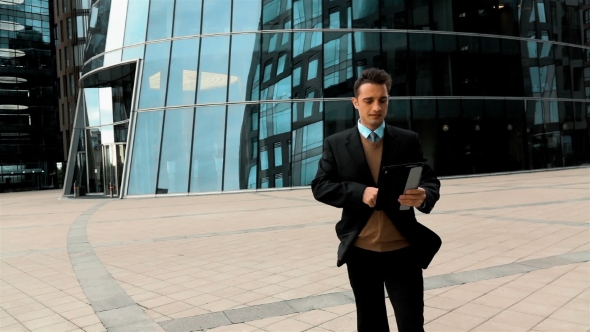 Businessman Using Tablet PC alt