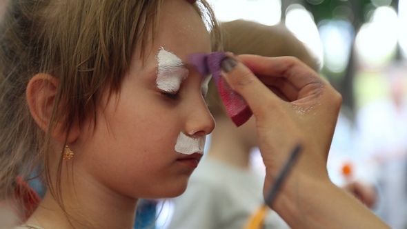 The Artist Paints Face Painting alt