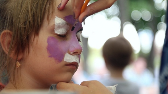The Artist Paints Face Painting alt