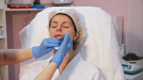 Cosmetic Injection In The Spa Salon alt