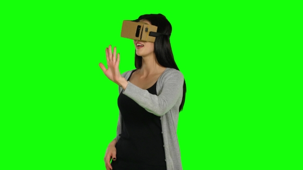 Girl In Virtual Reality Is Smilling And It Makes Him Laughing. Green Screen alt