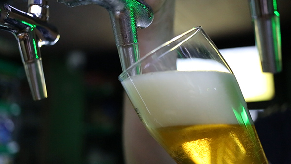 Pour Beer In The Bar