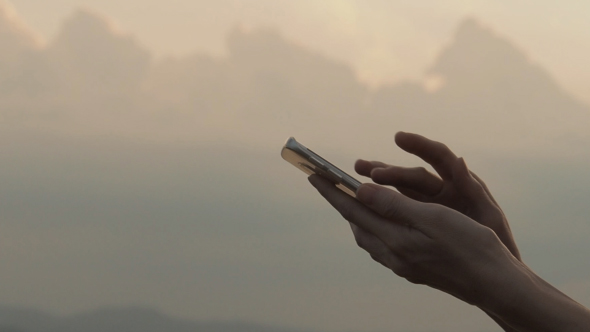 Playing Smartphone alt