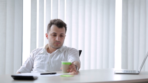 Young Man Drink In The Office alt