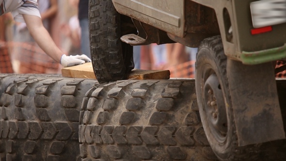 Overcoming Roadblocks During Car Trial 4x4 alt