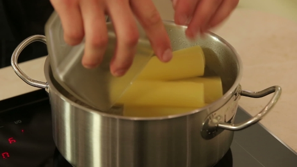 Boiling Cannelloni Pasta