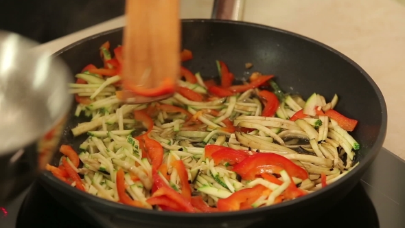 Stewing Vegetables In a Wok alt