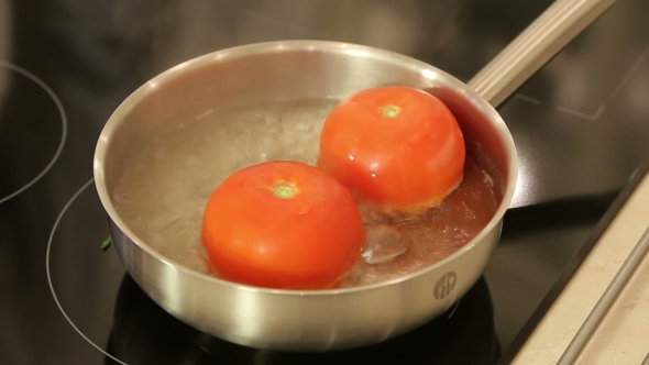 Blanching Tomatoes In a Stewpan alt