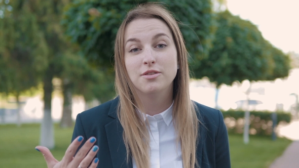 Young Frustrated Business Woman Shouting On Camera Outdoors, Emotional Concept alt