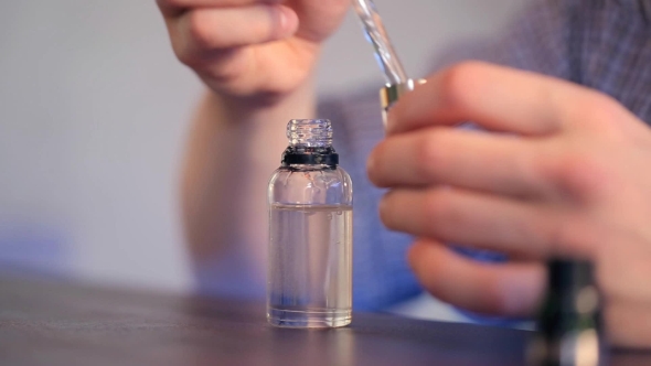 Mixing Liquid For Vaping Using Pipette . alt
