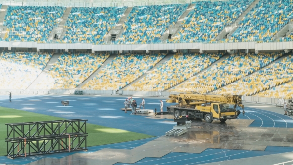 Industrial Crane Helps Employees Build a Concert Stage, To Move Heavy Objects  alt