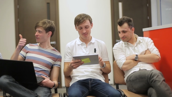 The Young People Sitting On The Chair In The Office alt