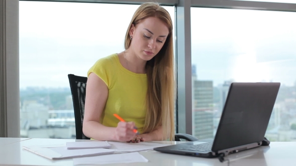 The Girl Working With Laptop In The Office alt