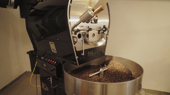 Professional Coffee Roasting Process In Artisan Lab alt