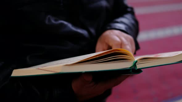 Read Muslim Holy Book Masjid alt