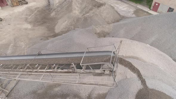 Conveyor belts and sand heaps alt