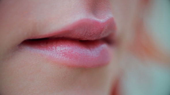 Lips Smacked The Girl , Tenderness And Beauty