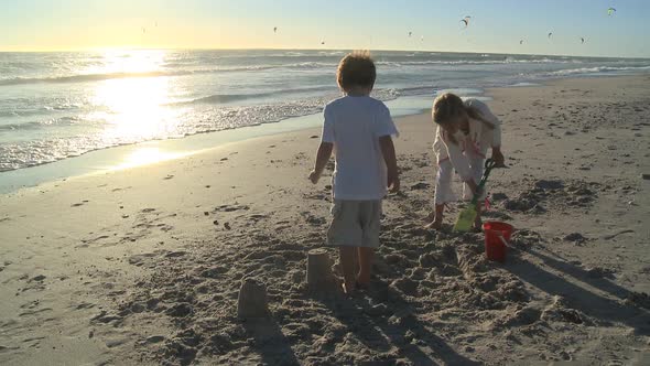 LS OF CHILDREN MAKING SANDCASTLES alt