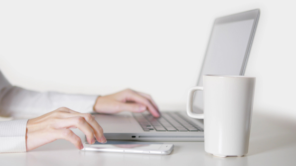 Business Woman Use Computer And Smartphone alt