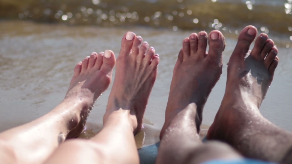 Couples feet. Ноги в реке. Ноги на речке. Фут ноги на речке. Ноги счастье.