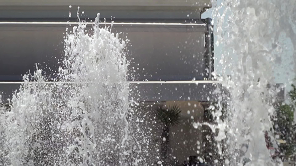 The Jets of the Fountain in Slow Motion