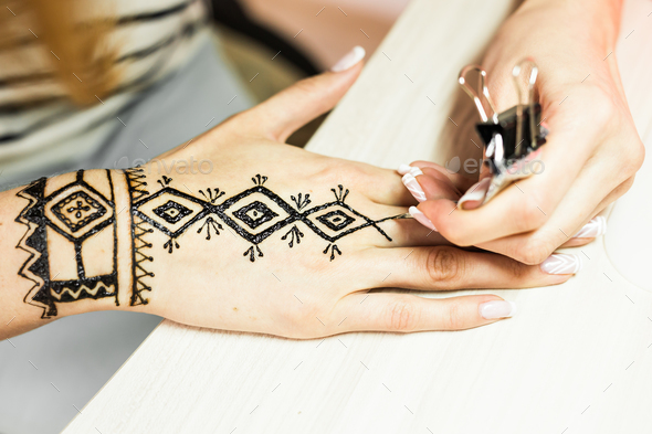 Henna Tattoo Designs: How to Apply Henna on Skin | Henna tattoo designs, Mehndi  tattoo, Henna tattoo