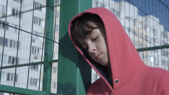 The child is depressed. alt