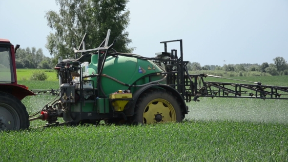Long Farm Tractor Sprayers For Crop Fertilizing Corn From Pests