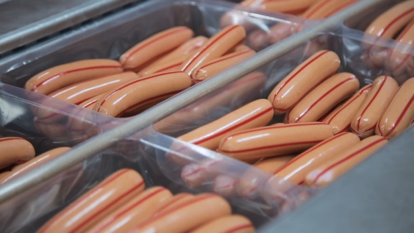 Packaging Sausage On Production alt