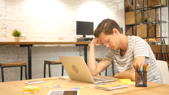 Tired Sleeping Man at Work alt