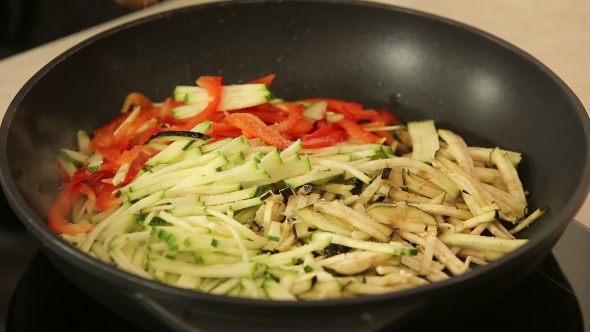 Stewing Vegetables In a Wok alt