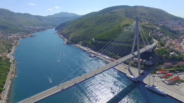 Aerial View Of Dubrovnik Bridge - Entrance To The City alt