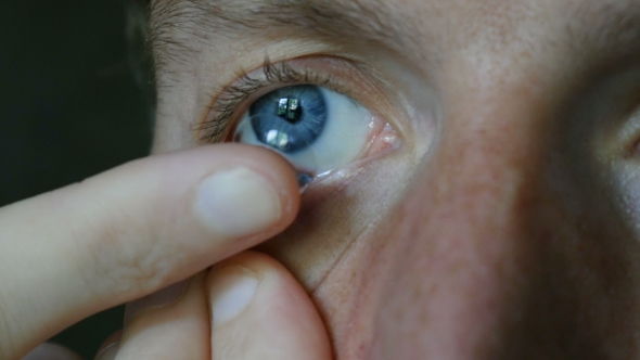 Wear Contact Lenses On Blue Eye