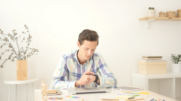 Graphic Designer  Using smartwatch alt