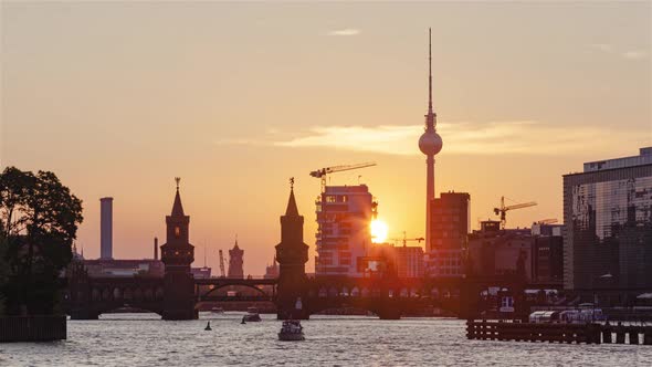 Day to Night Time Lapse of Berlin cityscape with spree river, Berlin, Germany alt