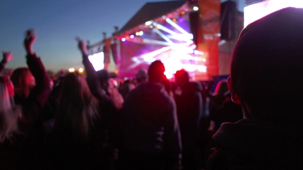 People Dancing In Front Of The Stage alt
