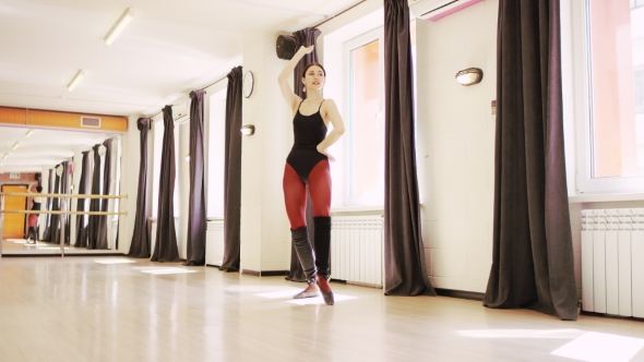 Beautiful Girl Is Dancing alt